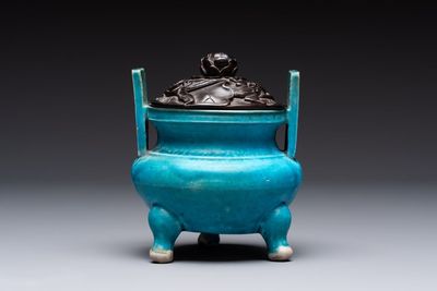 A Chinese turquoise-glazed tripod censer with wooden cover, Ming — foto 3