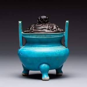 A Chinese turquoise-glazed tripod censer with wooden cover, Ming — foto 1