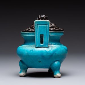 A Chinese turquoise-glazed tripod censer with wooden cover, Ming — foto 2