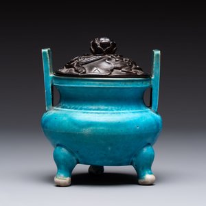 A Chinese turquoise-glazed tripod censer with wooden cover, Ming — foto 3