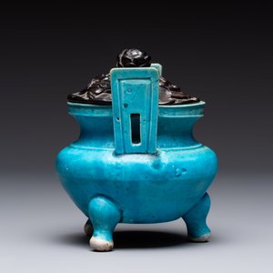 A Chinese turquoise-glazed tripod censer with wooden cover, Ming — foto 4