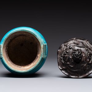 A Chinese turquoise-glazed tripod censer with wooden cover, Ming — foto 5