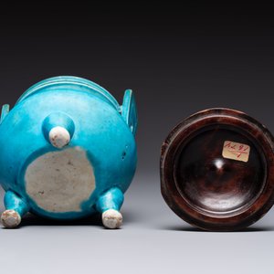 A Chinese turquoise-glazed tripod censer with wooden cover, Ming — foto 6