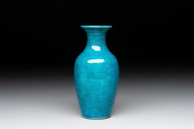 A Chinese turquoise-glazed vase, 18/19th C.