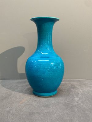 A Chinese turquoise-glazed vase, 18/19th C. — photo 1