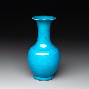A Chinese turquoise-glazed vase, 18/19th C. — photo 1