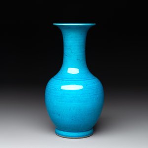 A Chinese turquoise-glazed vase, 18/19th C. — photo 2