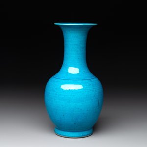 A Chinese turquoise-glazed vase, 18/19th C. — photo 4