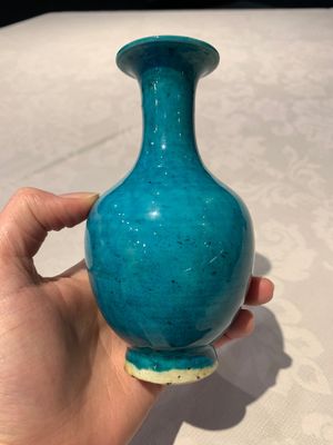 A Chinese turquoise-glazed vase, 18th C. — photo 3