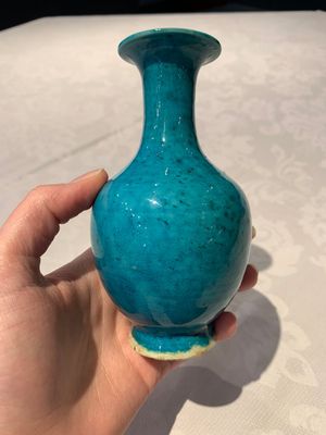 A Chinese turquoise-glazed vase, 18th C. — photo 4