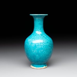 A Chinese turquoise-glazed vase, 18th C. — photo 1