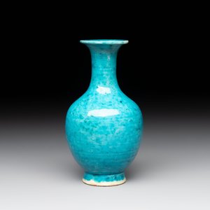 A Chinese turquoise-glazed vase, 18th C. — photo 2