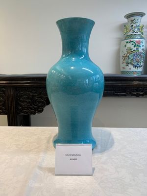 A Chinese turquoise-glazed vase, 19th C. — photo 1