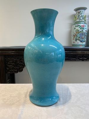A Chinese turquoise-glazed vase, 19th C. — photo 2