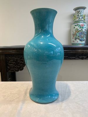 A Chinese turquoise-glazed vase, 19th C. — photo 4