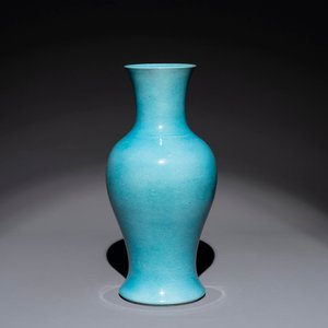 A Chinese turquoise-glazed vase, 19th C. — photo 1