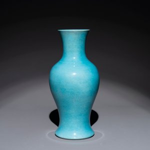 A Chinese turquoise-glazed vase, 19th C. — photo 2