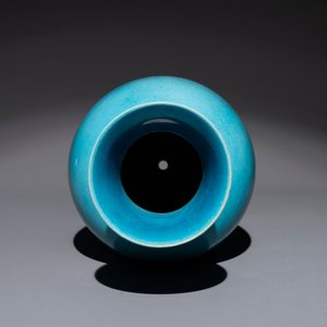 A Chinese turquoise-glazed vase, 19th C. — photo 3
