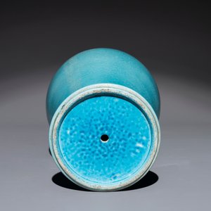 A Chinese turquoise-glazed vase, 19th C. — photo 4