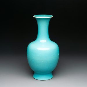A Chinese turquoise-glazed vase, Qianlong mark and of the period — photo 1