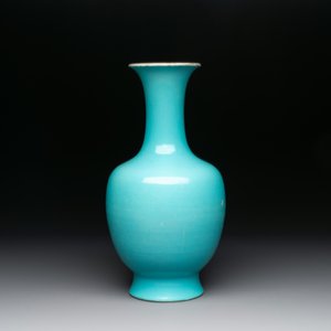 A Chinese turquoise-glazed vase, Qianlong mark and of the period — photo 2