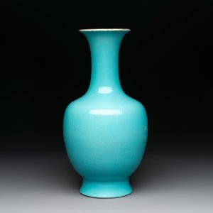 A Chinese turquoise-glazed vase, Qianlong mark and of the period — photo 3