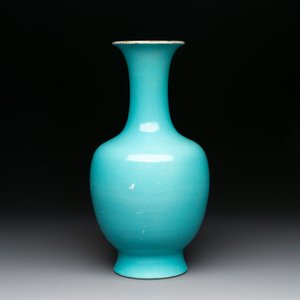 A Chinese turquoise-glazed vase, Qianlong mark and of the period — photo 4