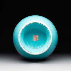 A Chinese turquoise-glazed vase, Qianlong mark and of the period — photo 7