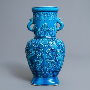 A Chinese turquoise-glazed vase with applied design, 18/19th C. — 照片 3