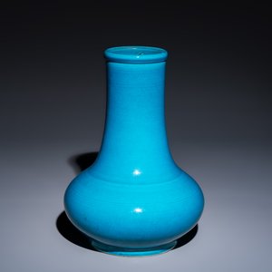 A Chinese turquoise-glazed vase — photo 1