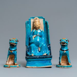 A Chinese turquoise-glazed Zhenwu figure and a pair of Buddhist lions, Ming — 照片 2