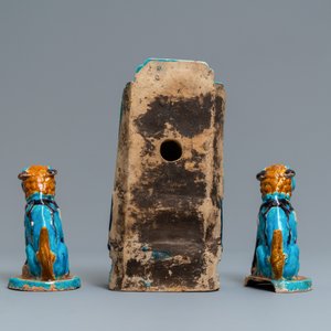 A Chinese turquoise-glazed Zhenwu figure and a pair of Buddhist lions, Ming — 照片 4