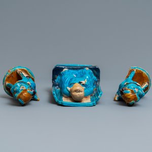 A Chinese turquoise-glazed Zhenwu figure and a pair of Buddhist lions, Ming — 照片 7