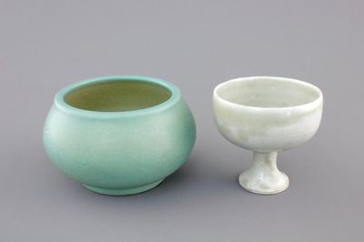 A Chinese turquoise ground brushwasher, 17/18th C. and a white glazed Ming Dynasty stem cup, 16/17th C.