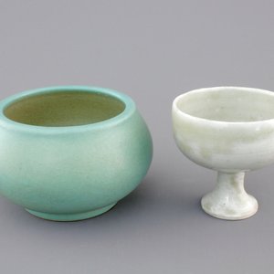 A Chinese turquoise ground brushwasher, 17/18th C. and a white glazed Ming Dynasty stem cup, 16/17th C. — foto 1
