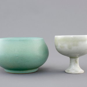 A Chinese turquoise ground brushwasher, 17/18th C. and a white glazed Ming Dynasty stem cup, 16/17th C. — foto 2