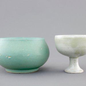 A Chinese turquoise ground brushwasher, 17/18th C. and a white glazed Ming Dynasty stem cup, 16/17th C. — foto 3