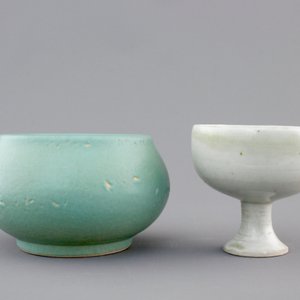 A Chinese turquoise ground brushwasher, 17/18th C. and a white glazed Ming Dynasty stem cup, 16/17th C. — foto 4