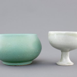 A Chinese turquoise ground brushwasher, 17/18th C. and a white glazed Ming Dynasty stem cup, 16/17th C. — foto 5