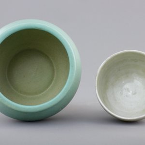 A Chinese turquoise ground brushwasher, 17/18th C. and a white glazed Ming Dynasty stem cup, 16/17th C. — foto 6