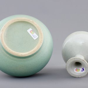 A Chinese turquoise ground brushwasher, 17/18th C. and a white glazed Ming Dynasty stem cup, 16/17th C. — foto 7