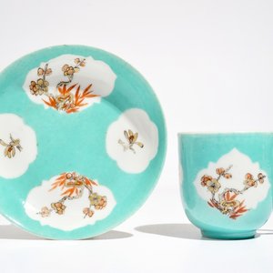 A Chinese turquoise-ground cup and saucer, Qianlong — 照片 1