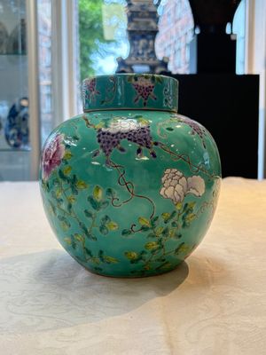 A Chinese turquoise-ground 'Da Ya Zhai 大雅齋' jar and cover, Yong Qing Chang Chun 永慶長春 mark, 19/20th C. — photo 1