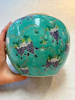 A Chinese turquoise-ground 'Da Ya Zhai 大雅齋' jar and cover, Yong Qing Chang Chun 永慶長春 mark, 19/20th C. — photo 4