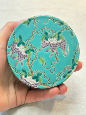 A Chinese turquoise-ground 'Da Ya Zhai 大雅齋' jar and cover, Yong Qing Chang Chun 永慶長春 mark, 19/20th C. — photo 10