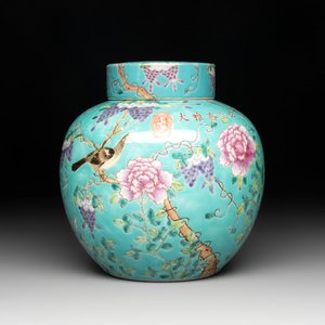 A Chinese turquoise-ground 'Da Ya Zhai 大雅齋' jar and cover, Yong Qing Chang Chun 永慶長春 mark, 19/20th C. — photo 1
