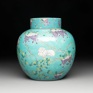 A Chinese turquoise-ground 'Da Ya Zhai 大雅齋' jar and cover, Yong Qing Chang Chun 永慶長春 mark, 19/20th C. — photo 2