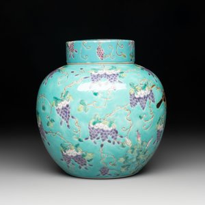 A Chinese turquoise-ground 'Da Ya Zhai 大雅齋' jar and cover, Yong Qing Chang Chun 永慶長春 mark, 19/20th C. — photo 3