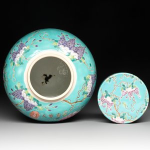 A Chinese turquoise-ground 'Da Ya Zhai 大雅齋' jar and cover, Yong Qing Chang Chun 永慶長春 mark, 19/20th C. — photo 5