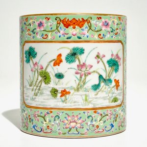 A Chinese turquoise ground enamelled brush pot, Qianlong mark, 20th C. — photo 2